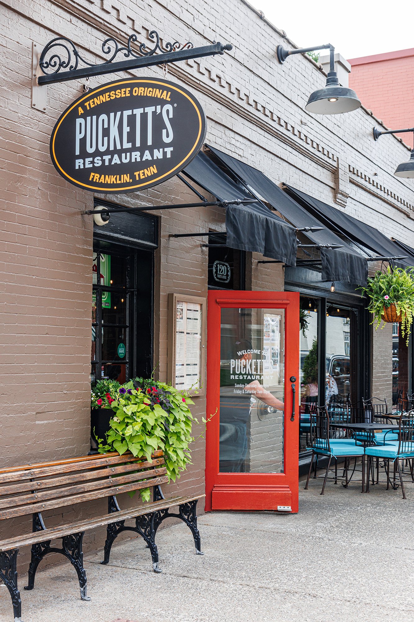 Exterior and patio at Puckett’s Franklin